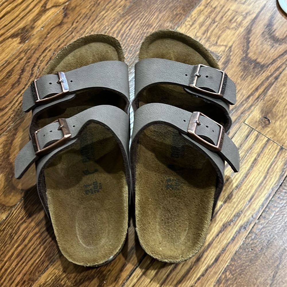 kids brown birkenstocks